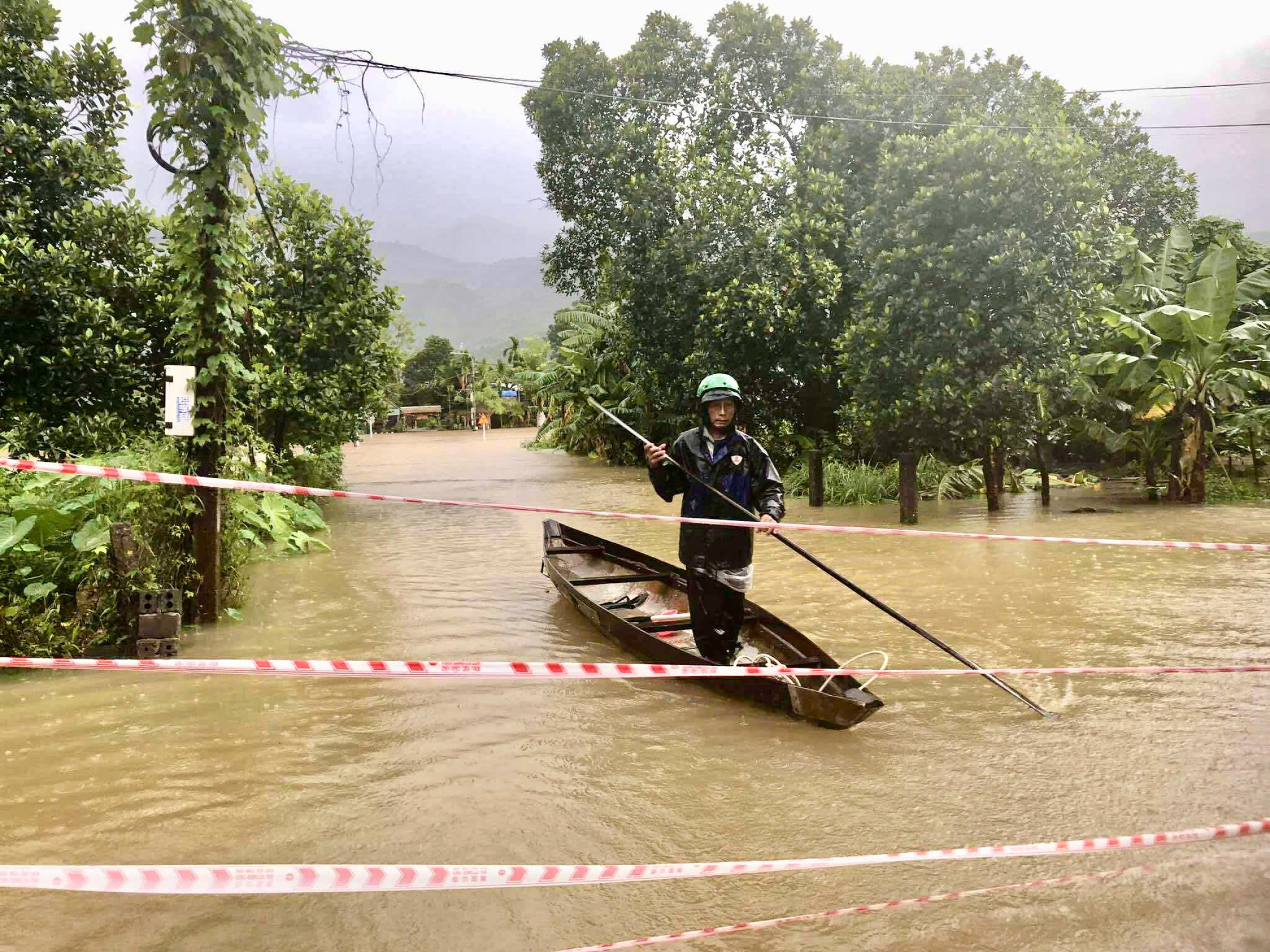 今天10月28日天气:中部地区仍下大雨,居民承受洪水之苦
